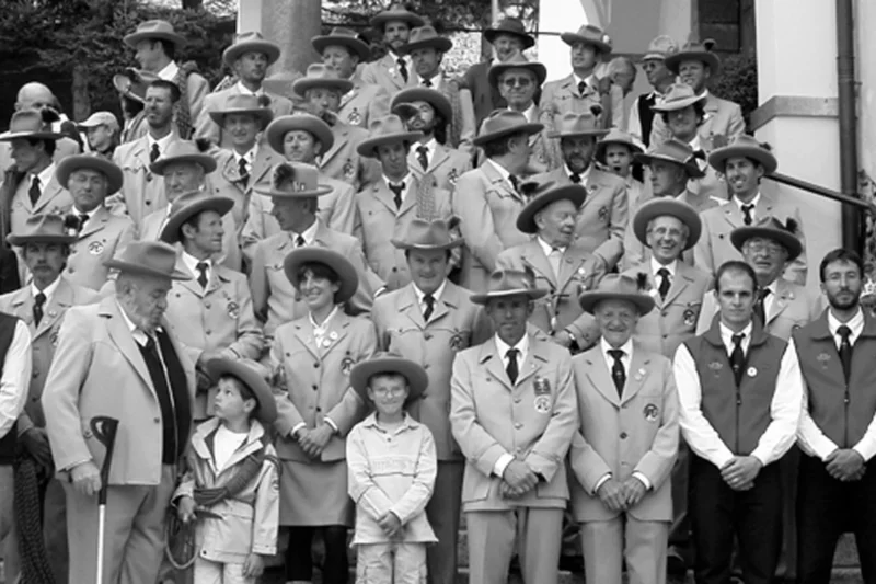 societa-guide-alpine-courmayeur-gruppo-storico Foto di gruppo storica delle Guide Alpine della Società Guide Alpine di Courmayeur con bandiere istituzionali.